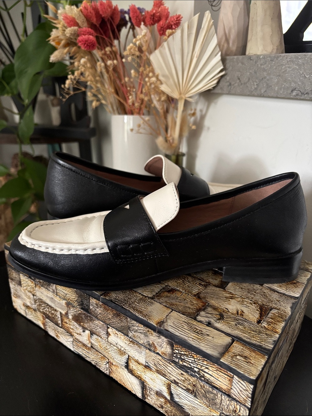 Bibi Lou (37) Black & White Classic Leather Loafers Soft EUC Office Casual - Picture 8 of 16